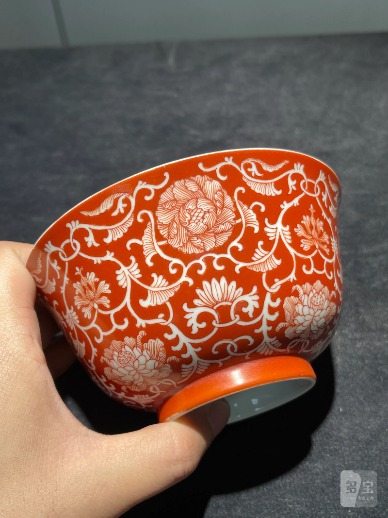 清乾隆 盖雪红缠枝莲纹碗 - 图2